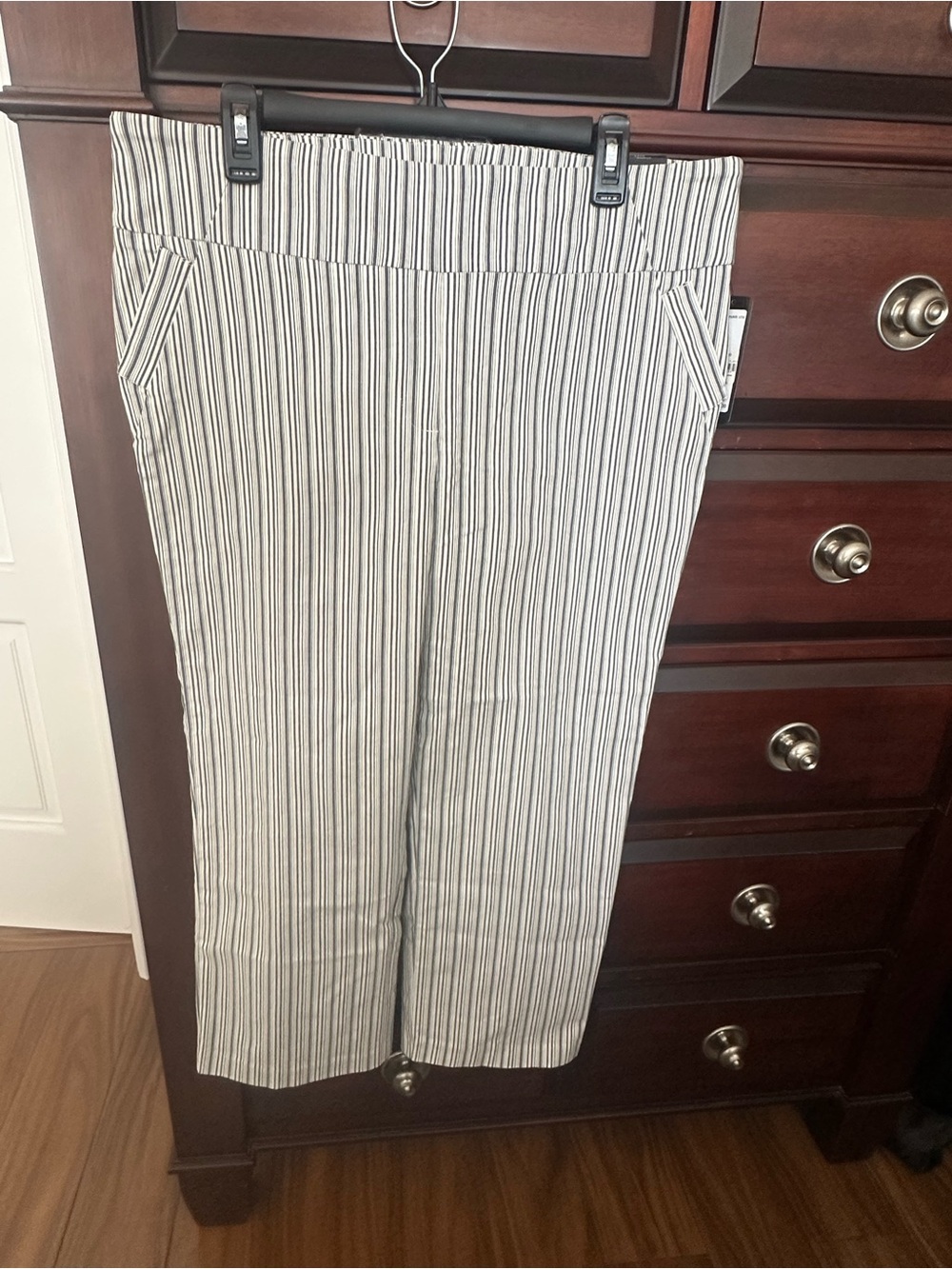 SoHo Women’s XL Gray White Striped Stretch Capri Pant NWT Career Casual